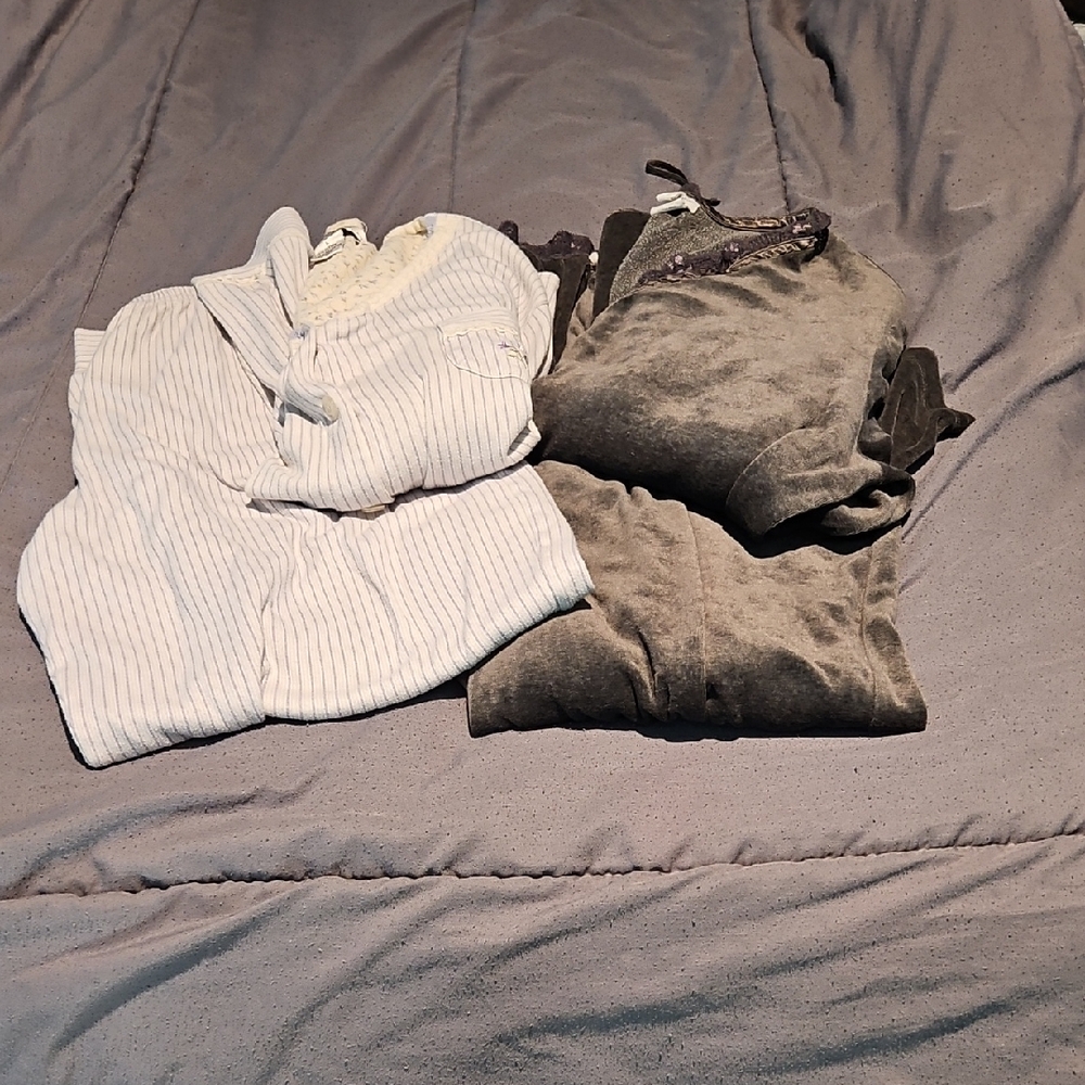 2 Sets Of Pajamas Size Large